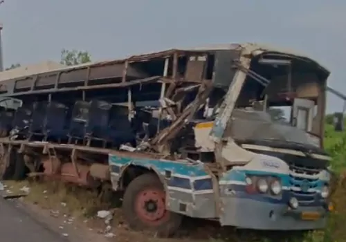 ఆర్టీసీ బస్సు..లారీ ఢీ.. ఇద్దరు మృతి