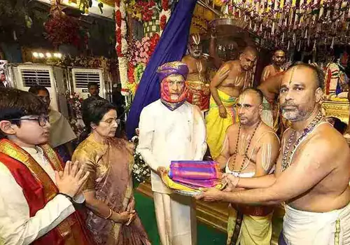 ఒంటిమిట్ట కోదండరాముడికి పట్టువస్త్రాలు సమర్పించిన చంద్రబాబు