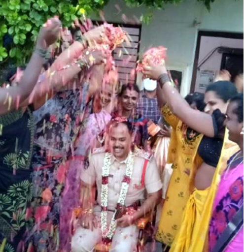 Hijras fecilitate police CI in vuravakonda