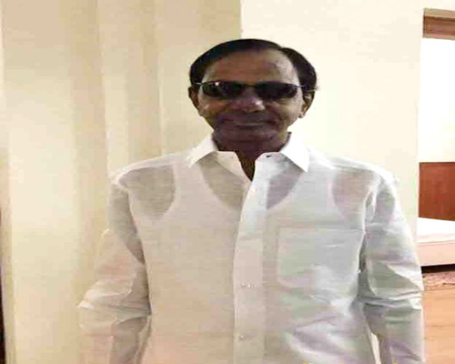 KCR leaves for Delhi for eye and dental check up