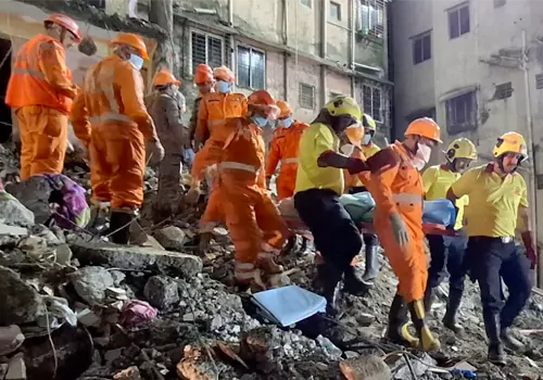 14 dead in building collapse