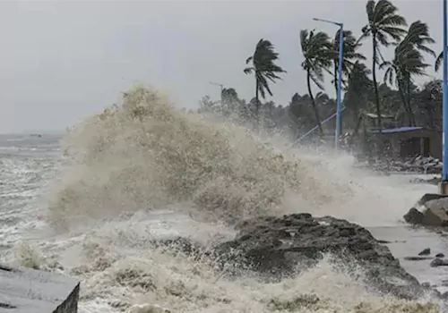 where will montha cyclone cross coast