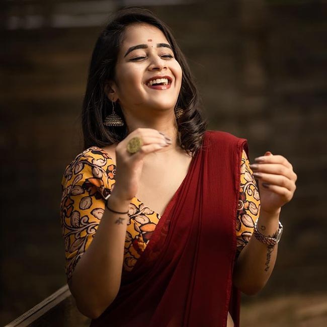 ప‌ర్స‌న‌ల్ ఫొటో షేర్ చేసిన బిగ్ బాస్ బ్యూటీ.. ఒకే బెడ్‌పై షణ్ముఖ్‌తో!