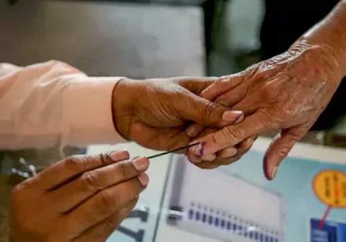 delhi cmo employees caught with money