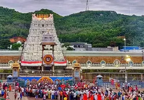 devotees rush in tirumala