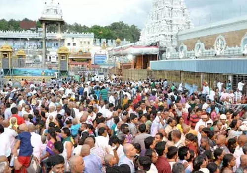 devotees rush in tirumala