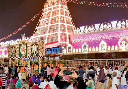devotees rush in tirumala