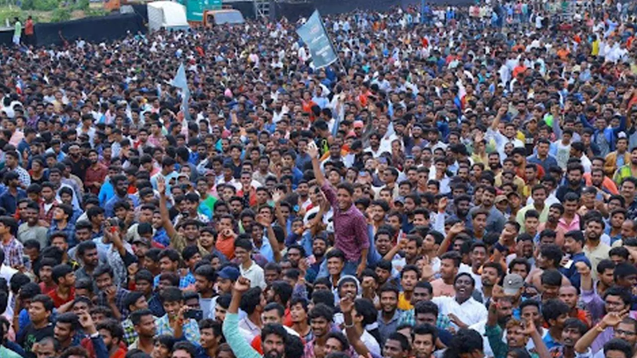 సినిమా తీస్తే స‌రిపోదు.. ప్ర‌మోష‌న్స్‌కు ద‌ర్శ‌కులు ఎందుకు దూరంగా ఉంటున్నారు?