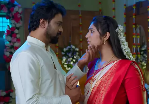 Eto Vellipoyindhi Manasu : బెడ్ మీద భర్త, నేల మీద భార్య.. నిజం తెలిసిపోయిందా!