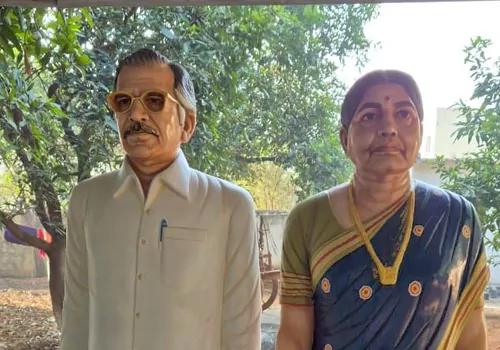 farmer to  unveil his own statue