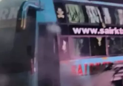 ప్రైవేట్ ట్రావెల్స్ బస్సులో మంటలు.. ప్రయాణీకులు సురక్షితం