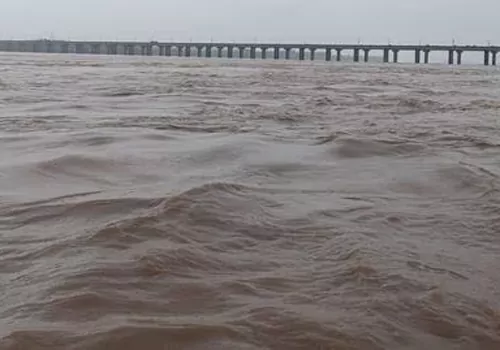 మొదటి ప్రమాద హెచ్చరికకు చేరువలో గోదావరి వరద ఉధృతి