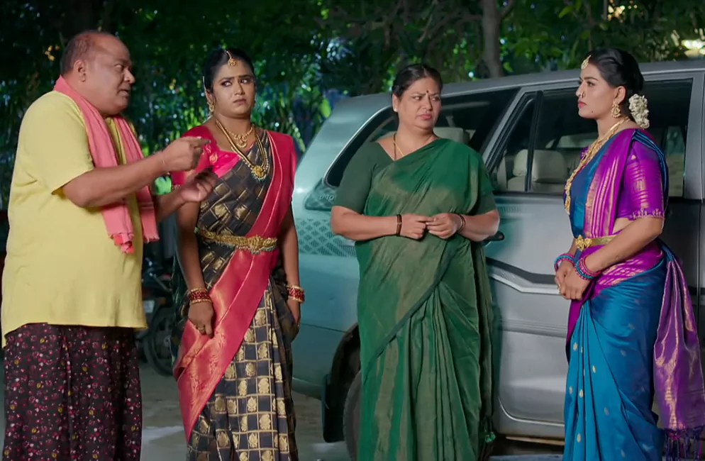 Illu Illalu pillalu :ప్రేమని కిడ్నాప్ చేయమని వల్లీ గ్యాంగ్ కి నర్మద ఆర్డర్!