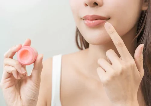 శీతాకాలం వచ్చేసింది.. లిప్ బామ్ కొనేముందు ఈ విషయాలు గుర్తుంచుకోండి..!