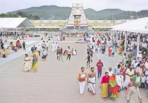 devotees rush in tirumala