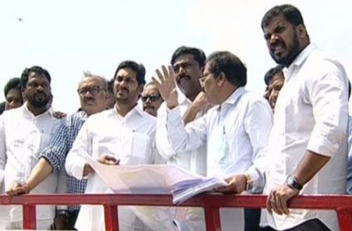 ycp leaders anger on police at polavaram