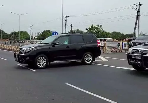 ఒకదానికొకటి గుద్దుకున్న జగన్ కాన్వాయ్ కారులు.. పలువురికి గాయాలు