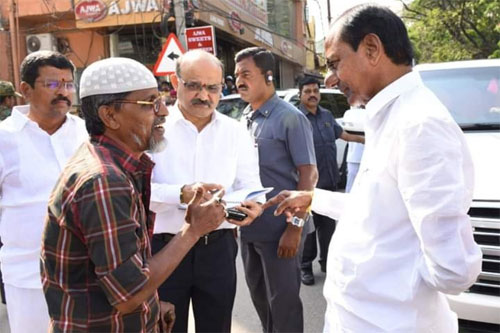 CM KCR Stops His Convoy And Helps Old Age Person
