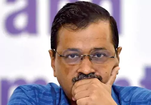 kejriwal trailinf behind