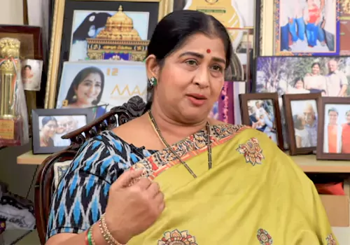 ఏంటి కవిత గారు దణ్ణం పెట్టడం కూడా చేత కాదా!