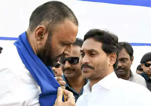 kodali nani with ycp leaders in gannavaram