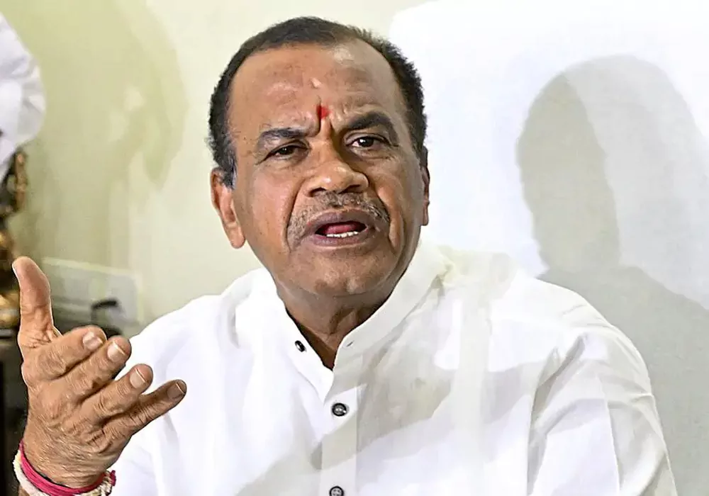 komatireddy venkat reddy respond over movie tickets price hike in telangana