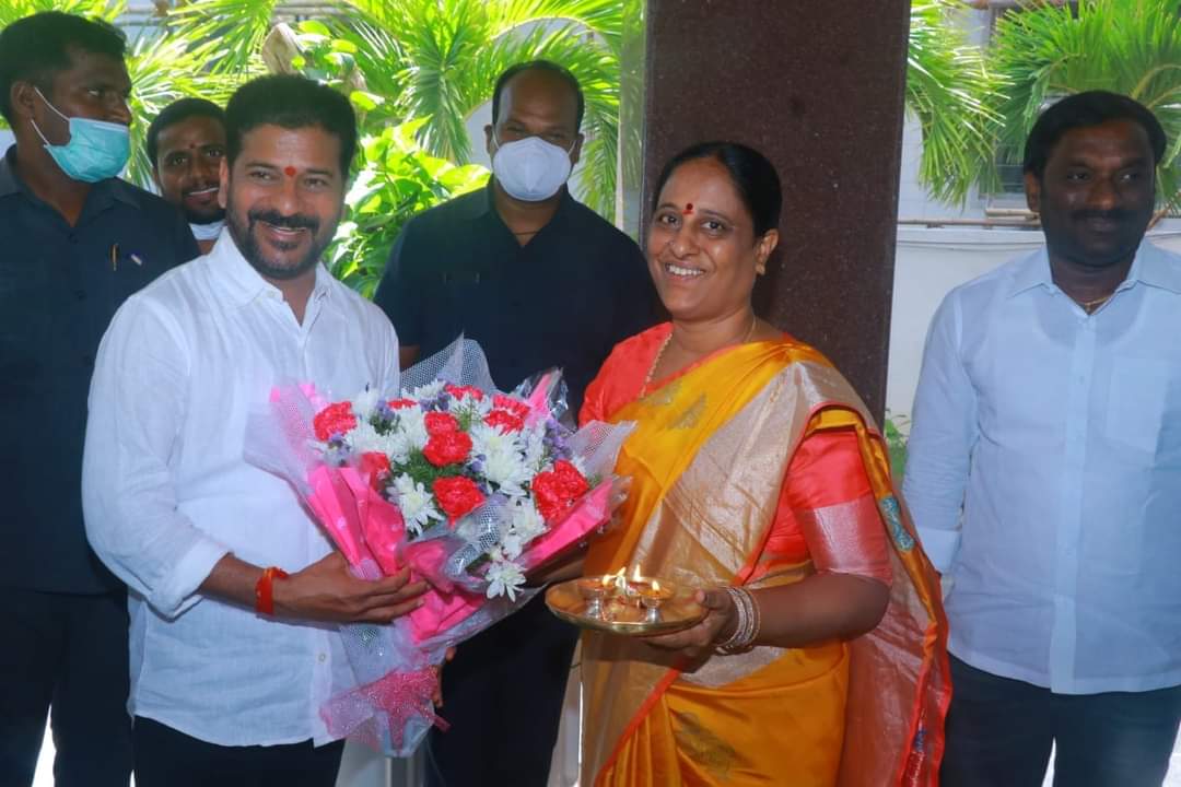 revanth reddy planing konda surekha will contets in huzurabad. etela rajender