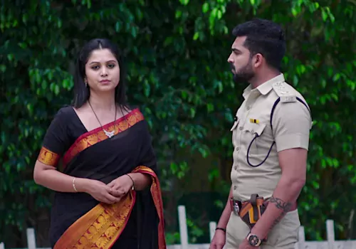మనిద్దరి ప్రేమ విషయం మీ అమ్మకి తెలిసిపోయింది మురారి!