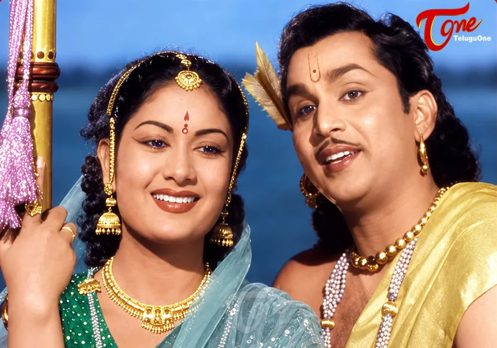 లాహిరి లాహిరి లాహిరిలో: ఈ పాట వింటే వెన్నెలలో విహరించినట్టే.!