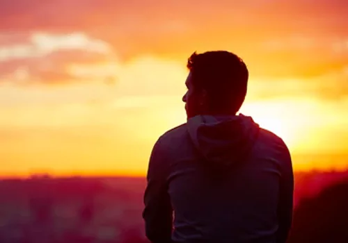 తెలివైన వ్యక్తి చేసే ఈ  తప్పులు.. జీవితాన్ని కల్లోలం చేస్తాయి..!