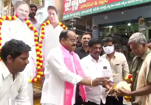 trs leader in warangal dostributed liquor inviting brs