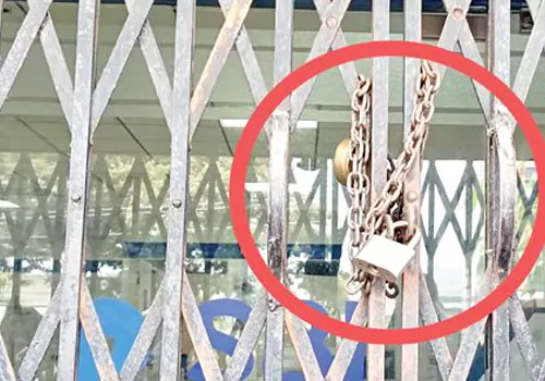 customers lock sbi branch