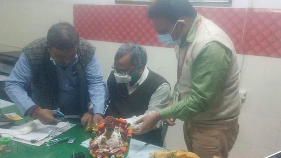 agra hospital docter treatment to  krishna idol broken arm on priest request