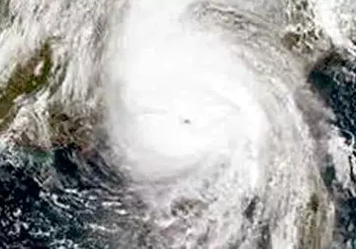 low depression in bayofbengalm heavy