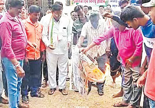 Maha farmers turned red on kcr propaganda