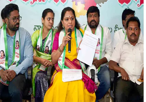 ఇప్పటికీ మీ పొలిటిక‌ల్ స్టోరీలో..విల‌న్ చంద్ర‌బాబేనా క‌విత‌క్కా?