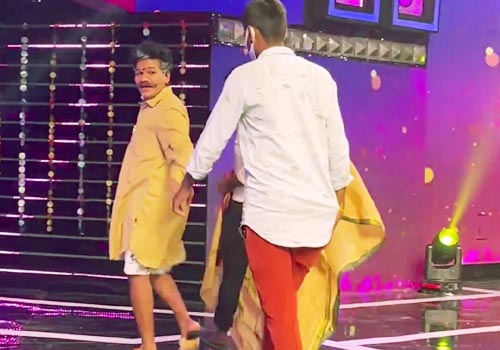 సభాముఖంగా అవినాష్ పంచె ఊడింది!