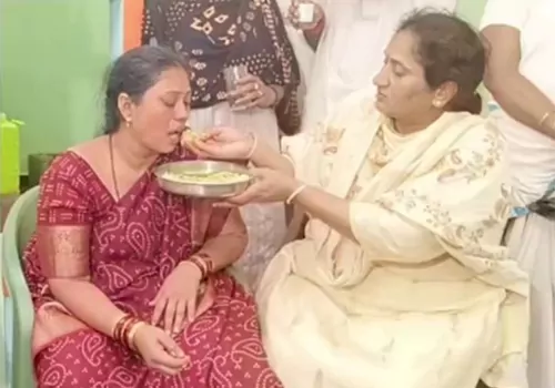 minister savitha feed  mother of Immortal Jawan muralinaik