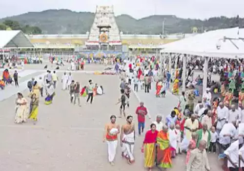 devotees rush in tirumala