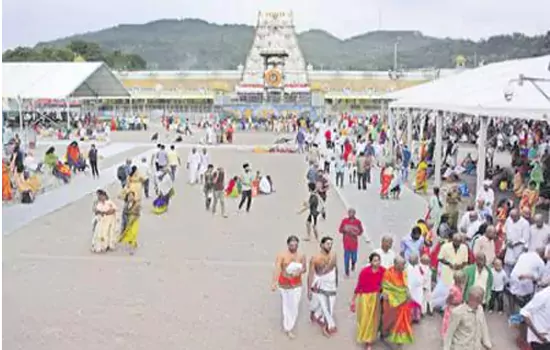 devotees rush in tirumala