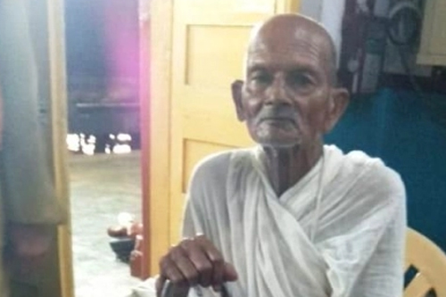 Coach Conductor Misbehaved Old Man