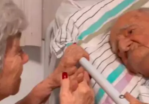 Oldie sings for her Goldie!