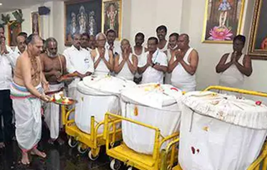 devotees rush in tirumala