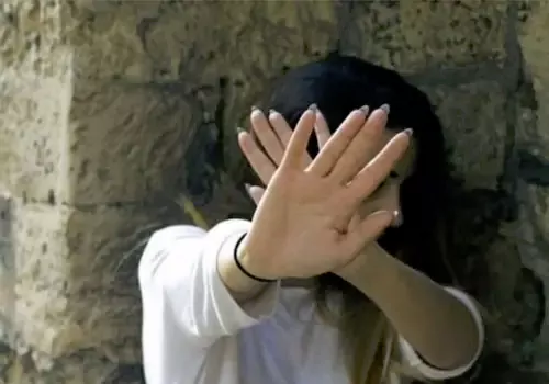 పైలట్ ట్రైనింగ్ కు వచ్చిన యువతిపై ట్రైనర్ అత్యాచారం