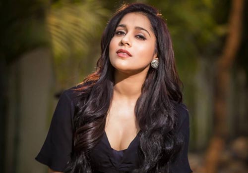 క్యూట్ పోజుల‌తో రచ్చ చేస్తోన్న రష్మీ!