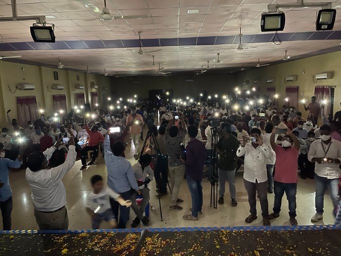 rs praveen kumar hot comments on kcr power cut policy