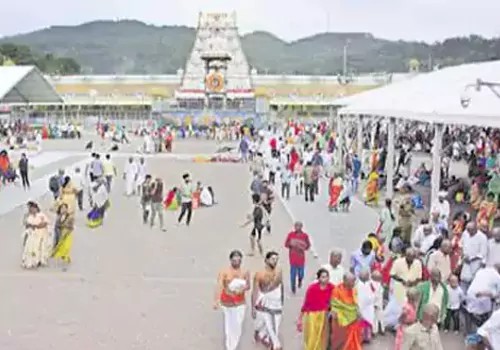 devotees rush in tirumala
