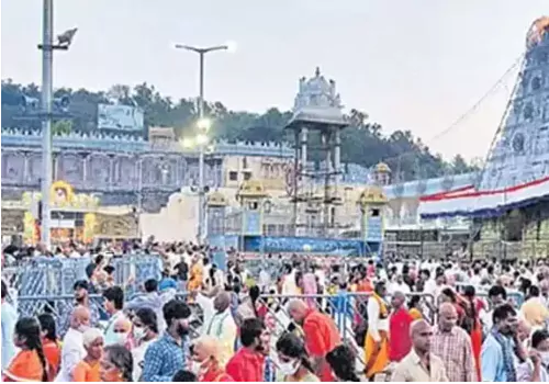 devotees rush in tirumala