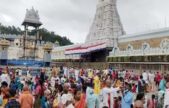 devotees rush in tirumala