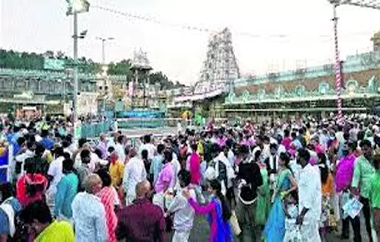 devotees rush in tirumala